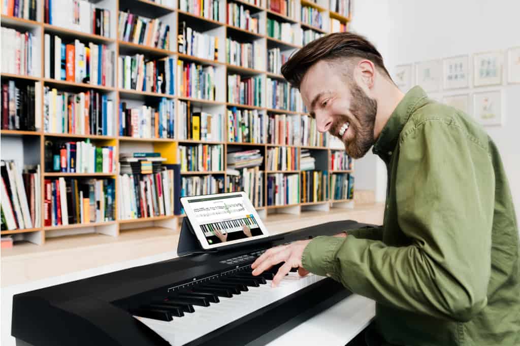 Học đàn piano khi trưởng thành. Phần 1 4 Felix taking online piano lessons with skoove