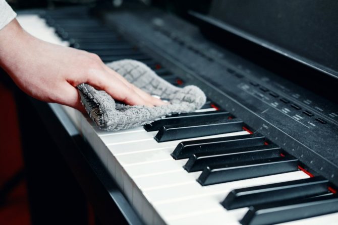 4 bước bảo dưỡng đàn piano điện 9 Clean Piano Keys – Simple Steps to a Cleaner Piano