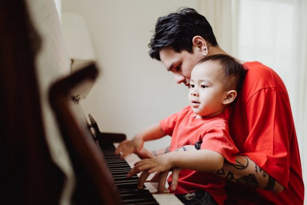 7 lợi ích khi cho trẻ tiếp xúc với đàn piano 7 lợi ích khi cho trẻ tiếp xúc với đàn piano